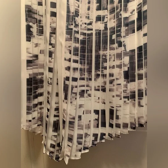 W by Worth Black and White Abstract Pleated High-Low Skirt - Picture 3 of 10